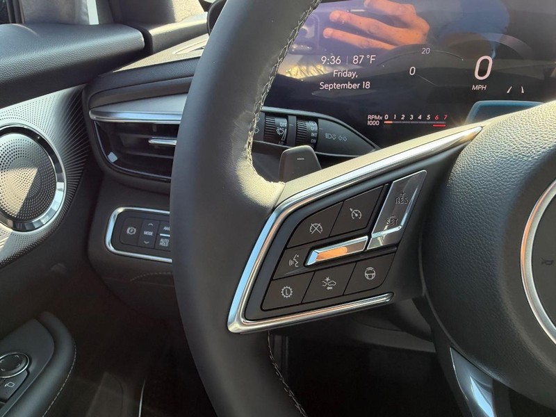 Buick Enclave Vehicle Full-screen Gallery Image 15