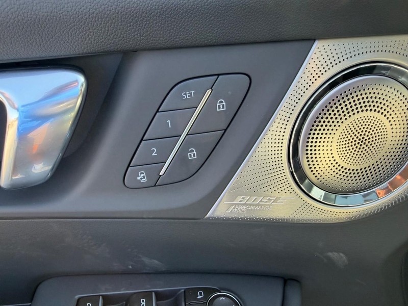 Buick Enclave Vehicle Full-screen Gallery Image 21