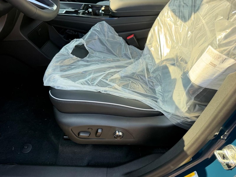 Buick Enclave Vehicle Full-screen Gallery Image 22