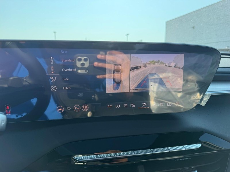 Buick Enclave Vehicle Full-screen Gallery Image 24