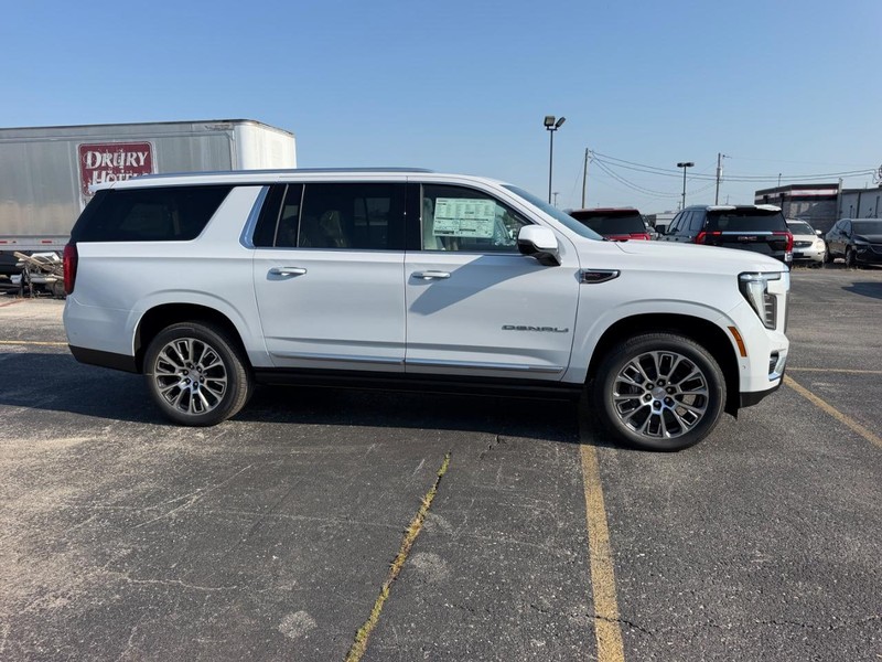 GMC Yukon XL Vehicle Full-screen Gallery Image 2