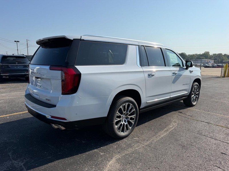 GMC Yukon XL Vehicle Full-screen Gallery Image 3