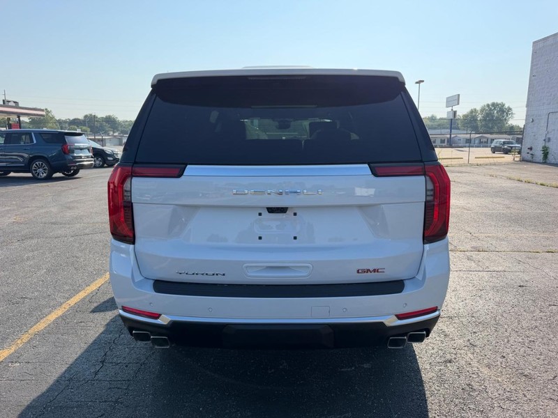 GMC Yukon XL Vehicle Full-screen Gallery Image 4