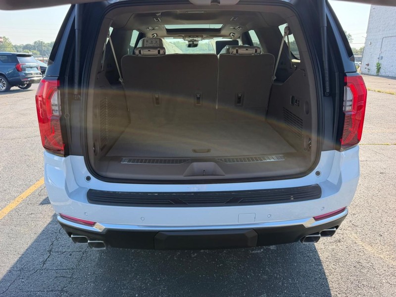 GMC Yukon XL Vehicle Full-screen Gallery Image 5