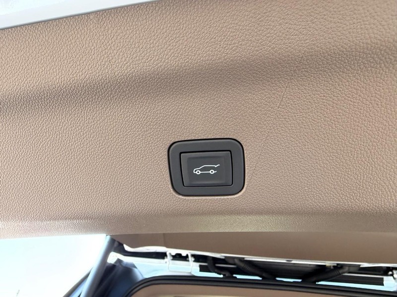 GMC Yukon XL Vehicle Full-screen Gallery Image 6