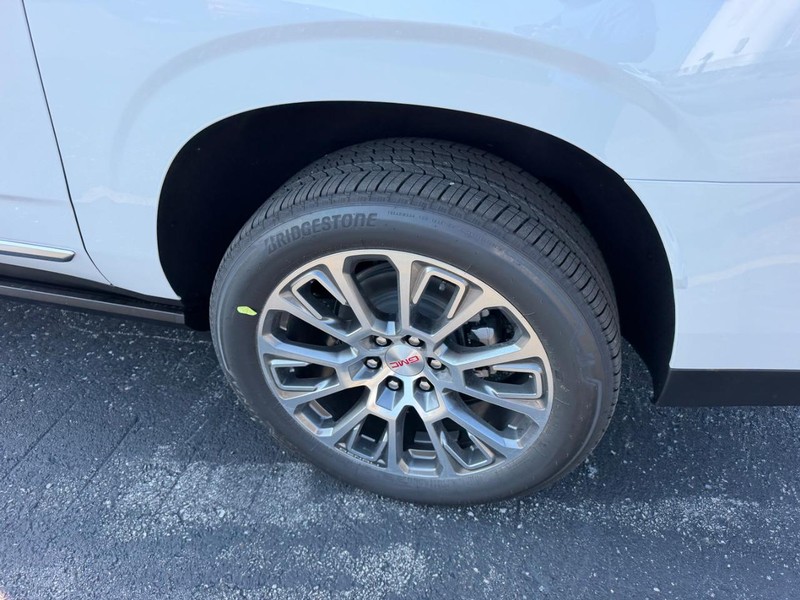 GMC Yukon XL Vehicle Full-screen Gallery Image 7