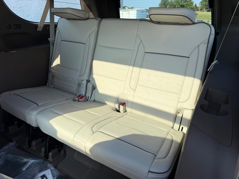 GMC Yukon XL Vehicle Full-screen Gallery Image 8