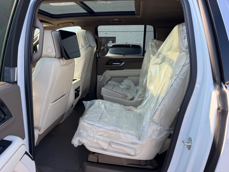 GMC Yukon XL Vehicle Full-screen Gallery Image 9