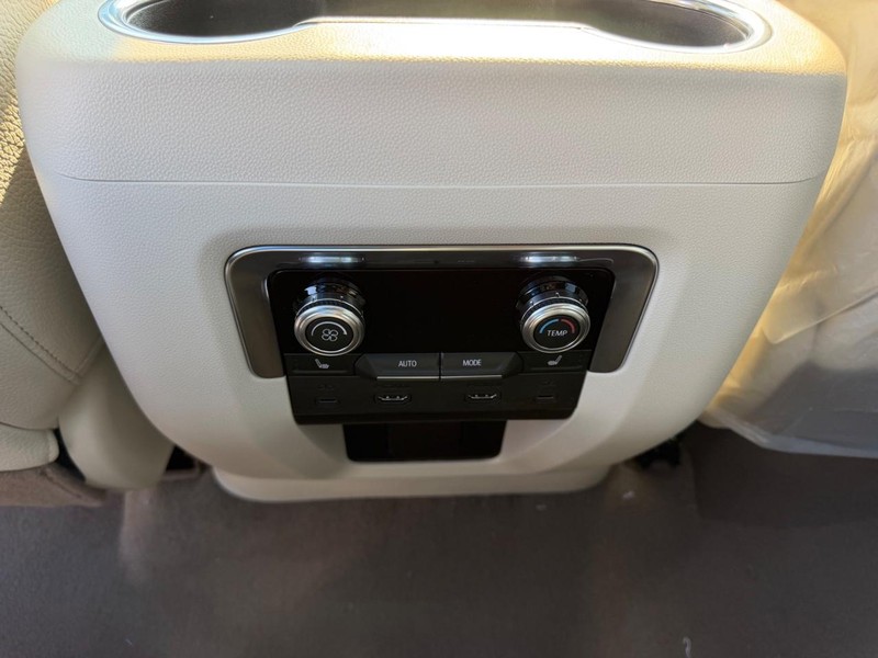 GMC Yukon XL Vehicle Full-screen Gallery Image 12