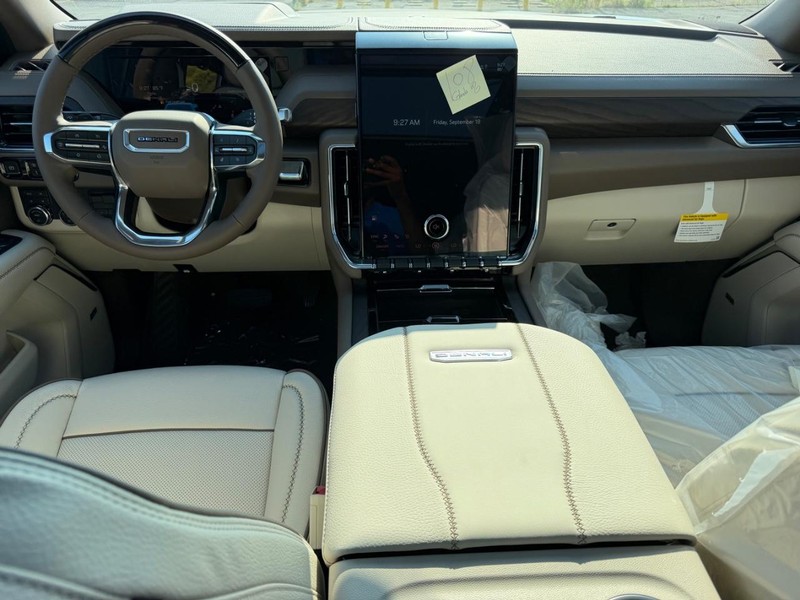 GMC Yukon XL Vehicle Full-screen Gallery Image 13