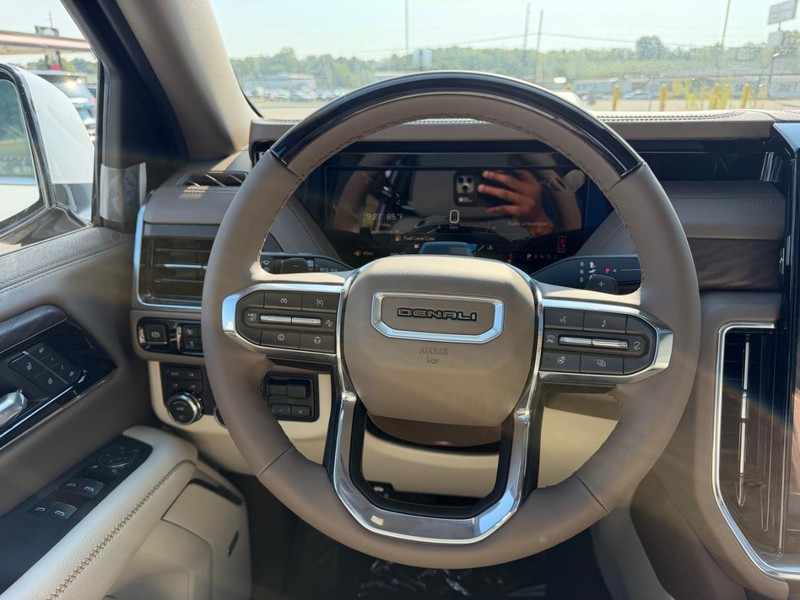 GMC Yukon XL Vehicle Full-screen Gallery Image 14