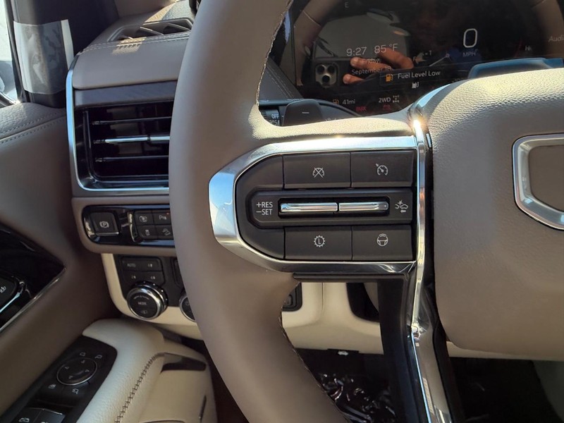 GMC Yukon XL Vehicle Full-screen Gallery Image 15
