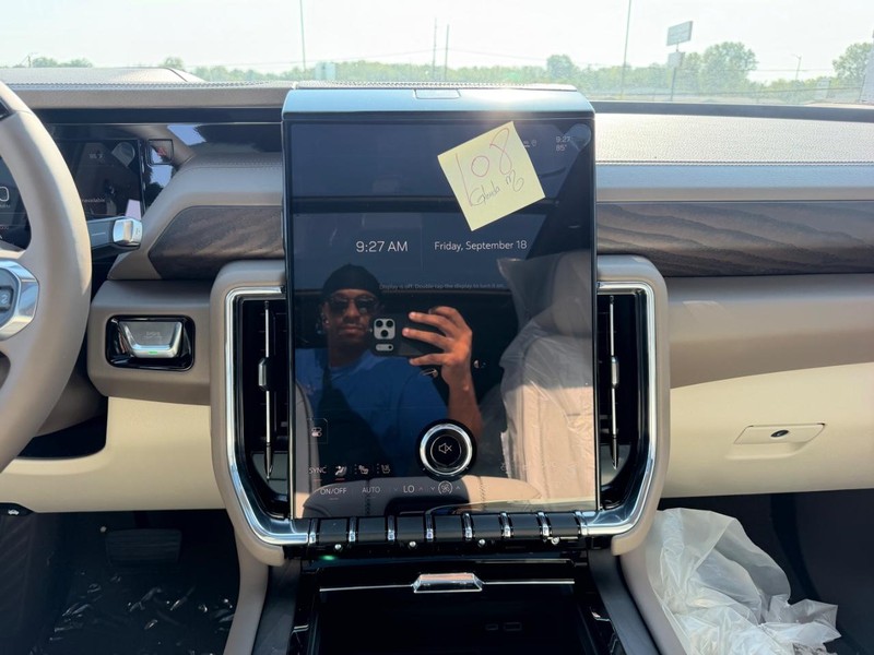 GMC Yukon XL Vehicle Full-screen Gallery Image 18