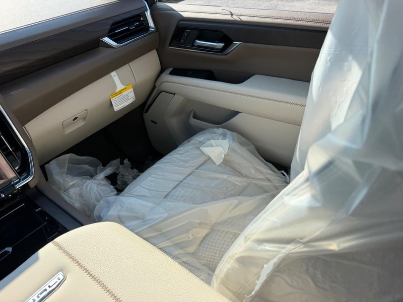 GMC Yukon XL Vehicle Full-screen Gallery Image 20