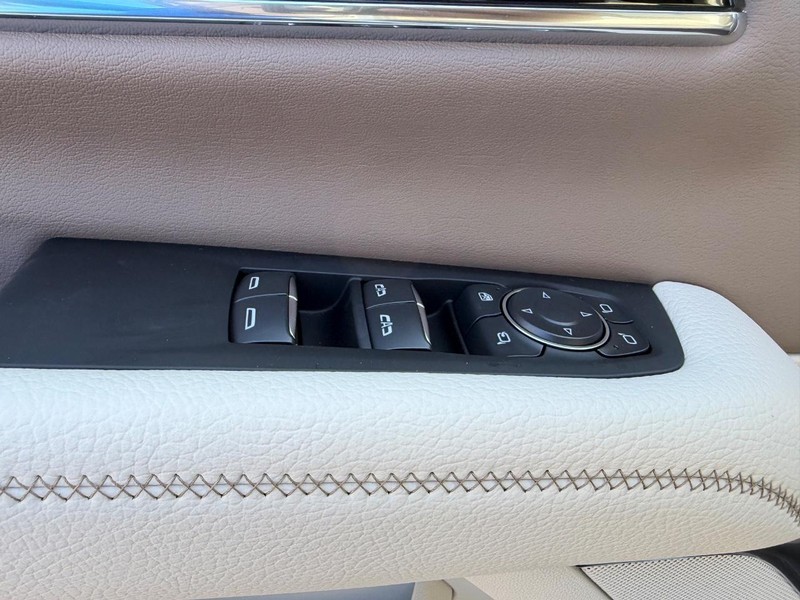 GMC Yukon XL Vehicle Full-screen Gallery Image 21