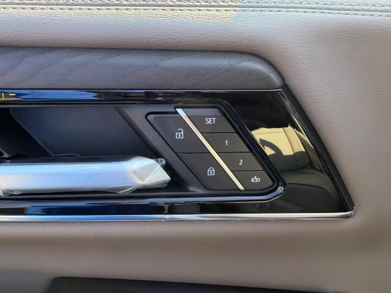 GMC Yukon XL Vehicle Full-screen Gallery Image 22