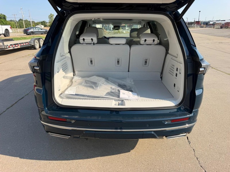 Buick Enclave Vehicle Full-screen Gallery Image 5
