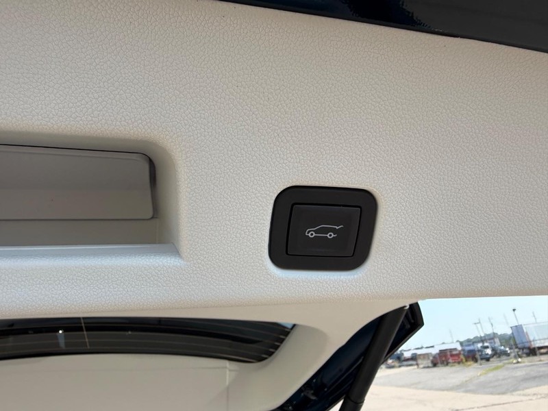 Buick Enclave Vehicle Full-screen Gallery Image 6