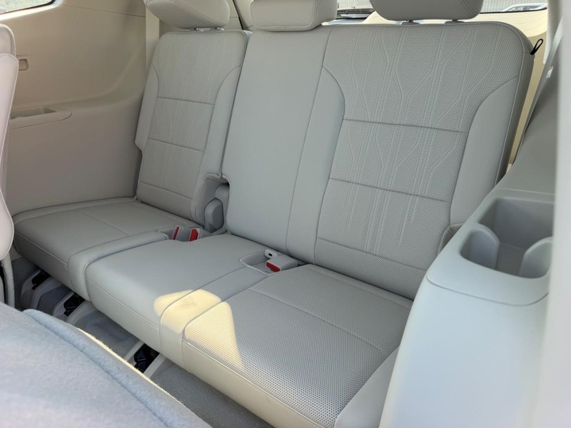 Buick Enclave Vehicle Full-screen Gallery Image 8