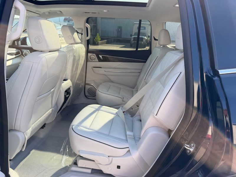 Buick Enclave Vehicle Full-screen Gallery Image 9