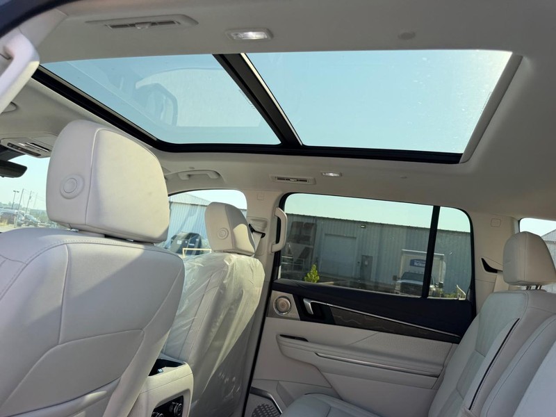 Buick Enclave Vehicle Full-screen Gallery Image 10