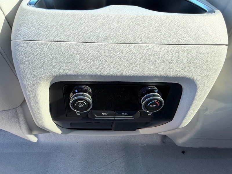 Buick Enclave Vehicle Full-screen Gallery Image 11