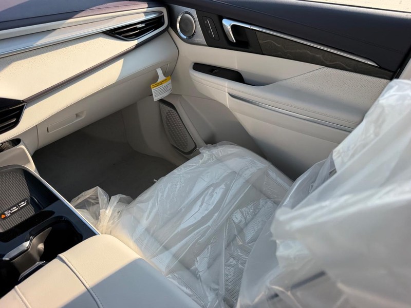 Buick Enclave Vehicle Full-screen Gallery Image 18