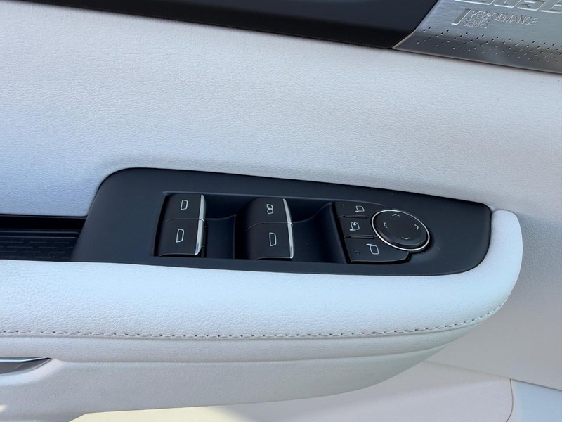 Buick Enclave Vehicle Full-screen Gallery Image 19
