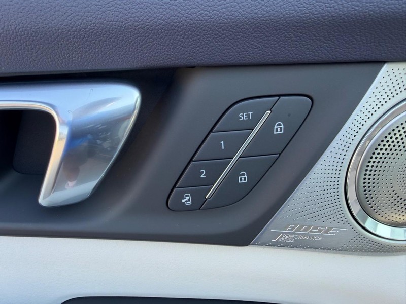 Buick Enclave Vehicle Full-screen Gallery Image 20