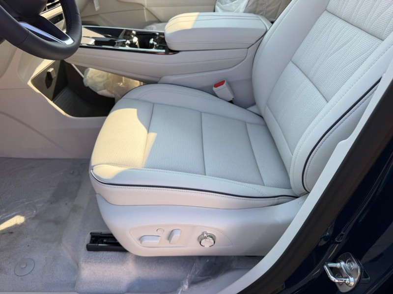 Buick Enclave Vehicle Full-screen Gallery Image 21