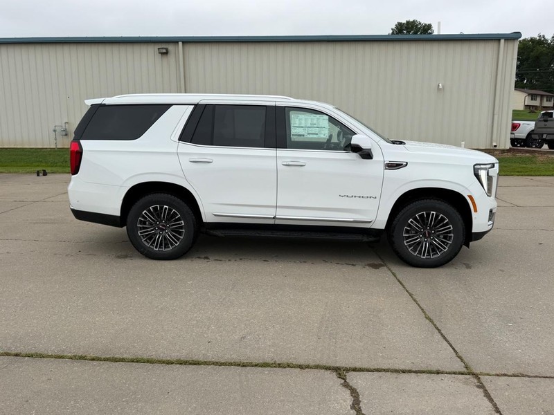 GMC Yukon Vehicle Full-screen Gallery Image 2