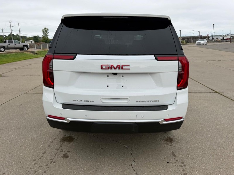 GMC Yukon Vehicle Full-screen Gallery Image 4