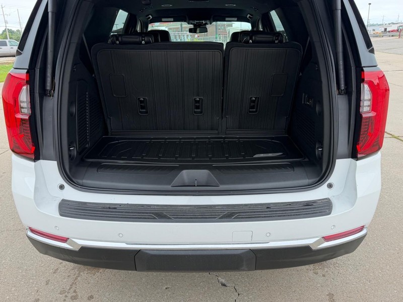 GMC Yukon Vehicle Full-screen Gallery Image 5