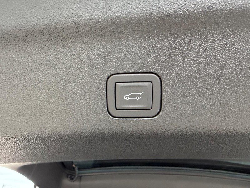 GMC Yukon Vehicle Full-screen Gallery Image 6