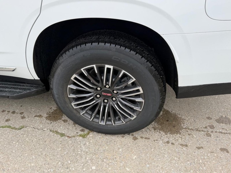 GMC Yukon Vehicle Full-screen Gallery Image 7