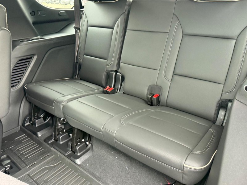 GMC Yukon Vehicle Full-screen Gallery Image 8