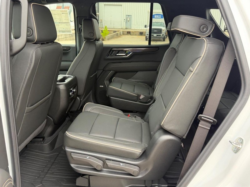GMC Yukon Vehicle Full-screen Gallery Image 9