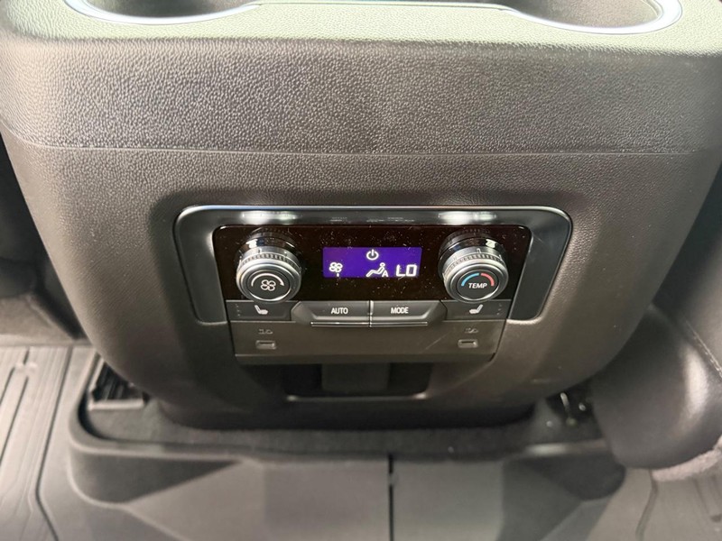 GMC Yukon Vehicle Full-screen Gallery Image 10