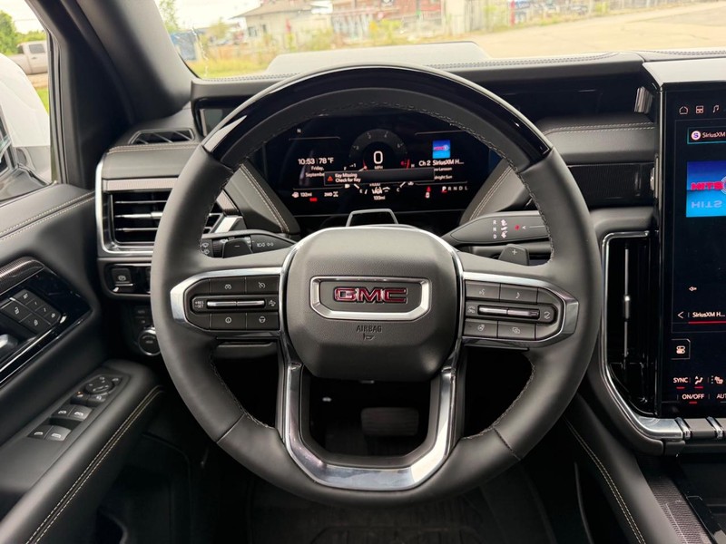 GMC Yukon Vehicle Full-screen Gallery Image 12