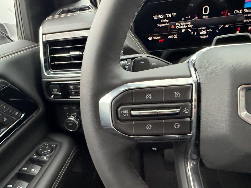 GMC Yukon Vehicle Full-screen Gallery Image 13