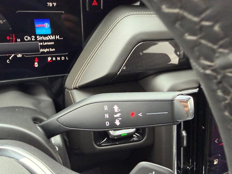 GMC Yukon Vehicle Full-screen Gallery Image 15