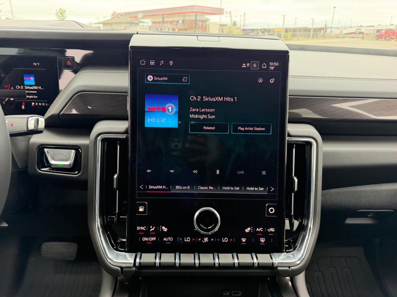 GMC Yukon Vehicle Full-screen Gallery Image 16