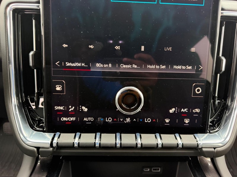 GMC Yukon Vehicle Full-screen Gallery Image 17