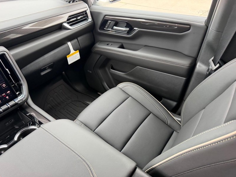 GMC Yukon Vehicle Full-screen Gallery Image 18