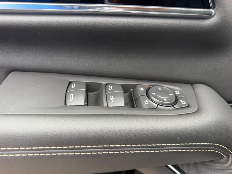 GMC Yukon Vehicle Full-screen Gallery Image 19
