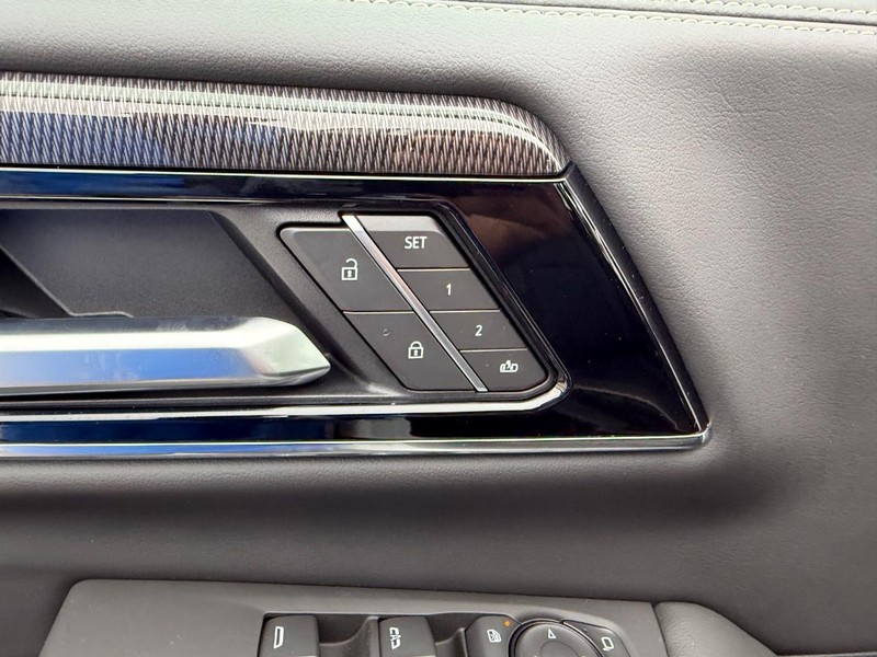 GMC Yukon Vehicle Full-screen Gallery Image 20