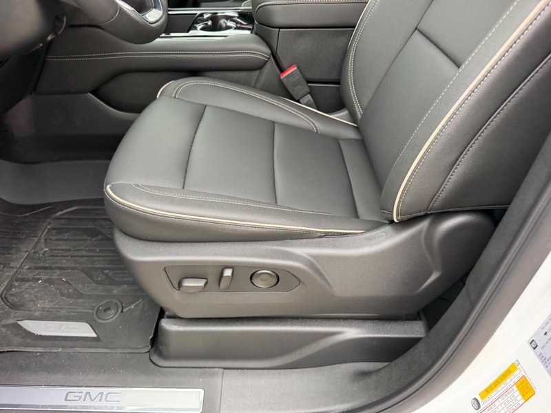 GMC Yukon Vehicle Full-screen Gallery Image 21