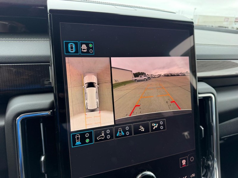 GMC Yukon Vehicle Full-screen Gallery Image 23