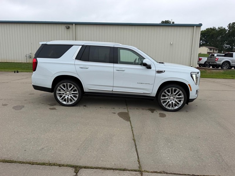 GMC Yukon Vehicle Full-screen Gallery Image 2