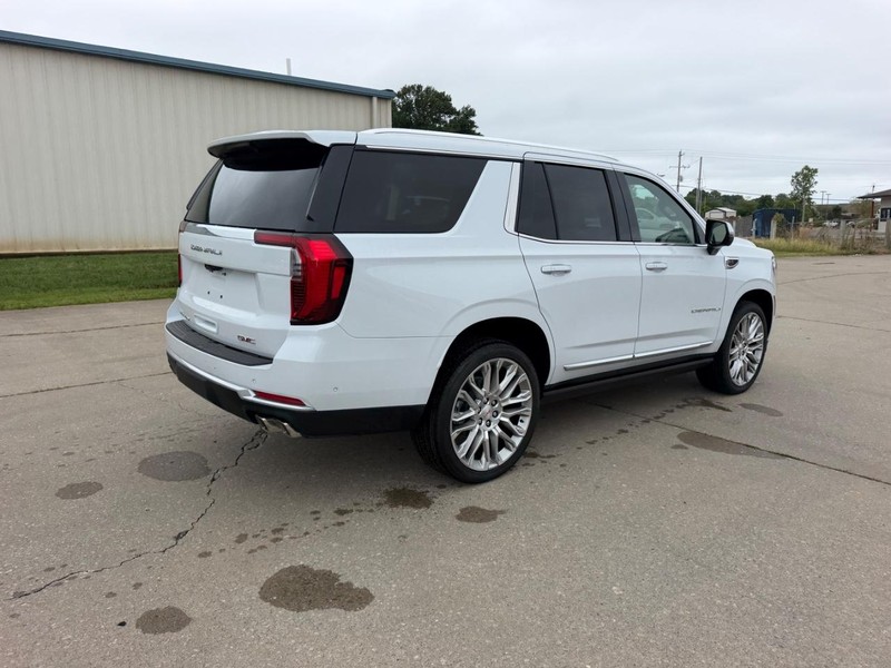 GMC Yukon Vehicle Full-screen Gallery Image 3